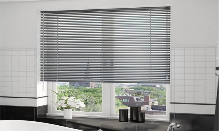Are Venetian Blinds the Ultimate Wallpaper Complement for a Stunning Interior